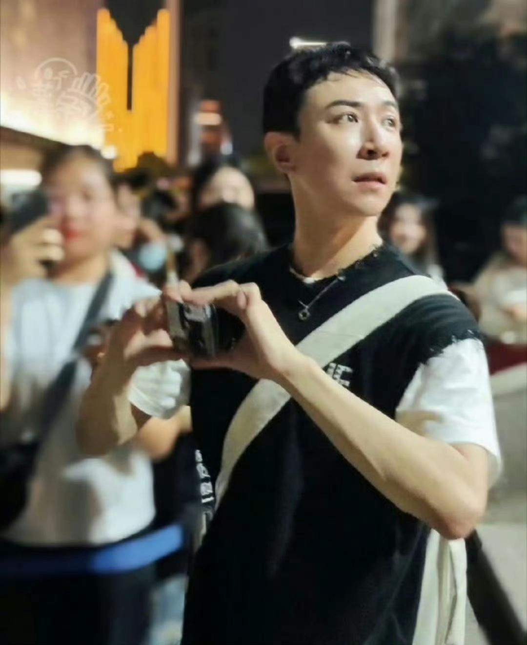 家人们！刷到张维伊清爽了真的一眼戳中！这哥不光长了张干净舒服的脸，最圈粉的是会听