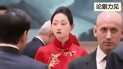 国宴上的红衣小姐姐意外走红，网友惊呼，这哪是普通服务员，分明就是训练有素的安保高
