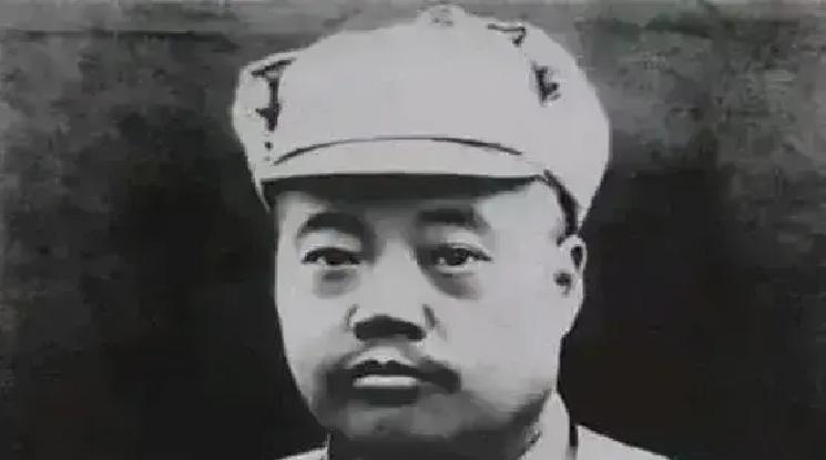 第二十九军军长宋哲元是个清心寡欲的人，平时很少与女性接触，总是给人留下洁身自好、