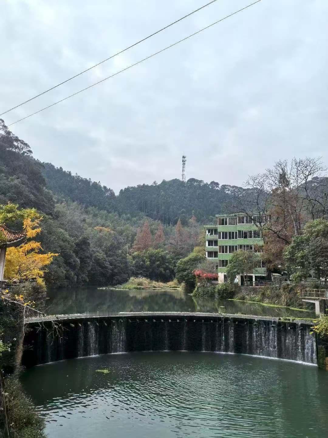 表妹在小区物业当主管，我一直想找份环境好不费力的活儿，想着都是自家人，她肯定能帮