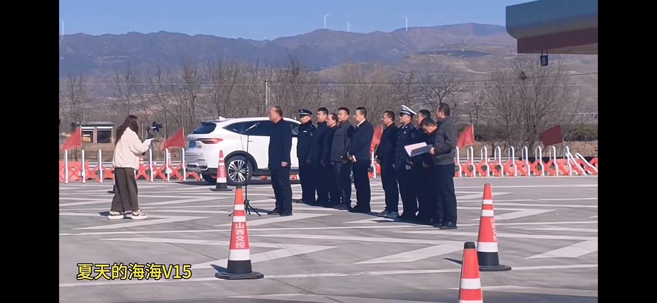 山西108国道正式通车，相关领导出席了通车仪式。现场旌飘飘，锣鼓喧天。群众欢声笑