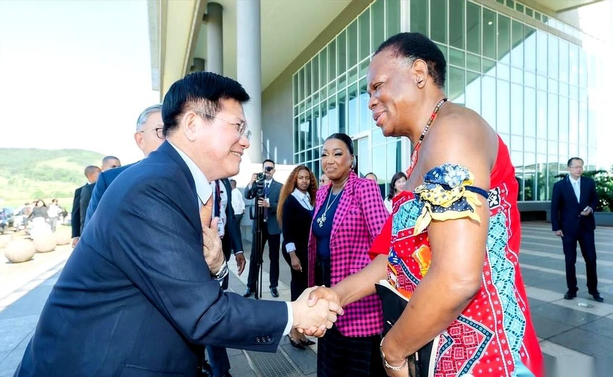 飞机落地，眼前不是红毯，不是鲜花，而是一片冷清。他手里的公文包，硬生生坠了一下。