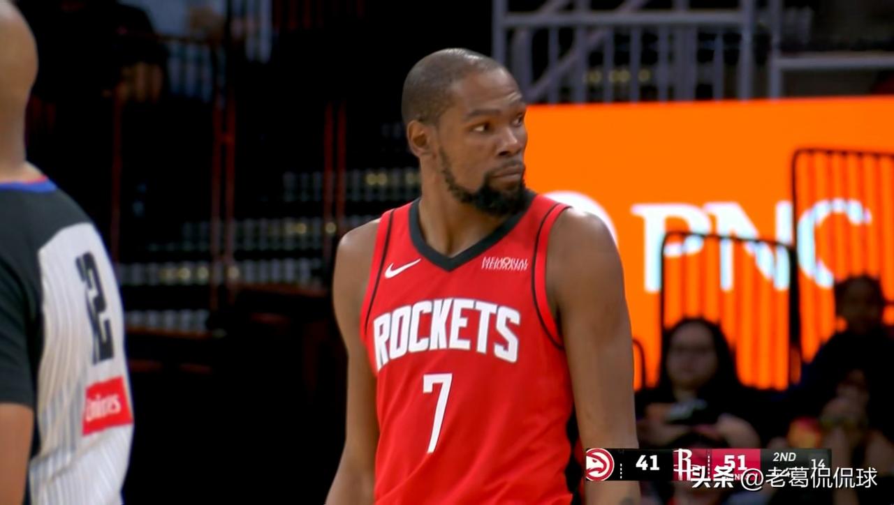 火箭老将杜兰特真是活该受累！在今天火箭主场迎战老鹰的比赛中，目前双方半场战罢，火