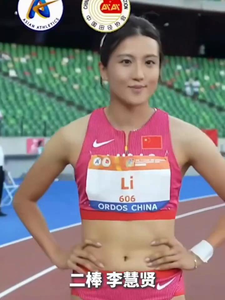 女子4×100米接力决赛中，中国队以43秒75的成绩夺冠。七道中国队，一棒刘峡