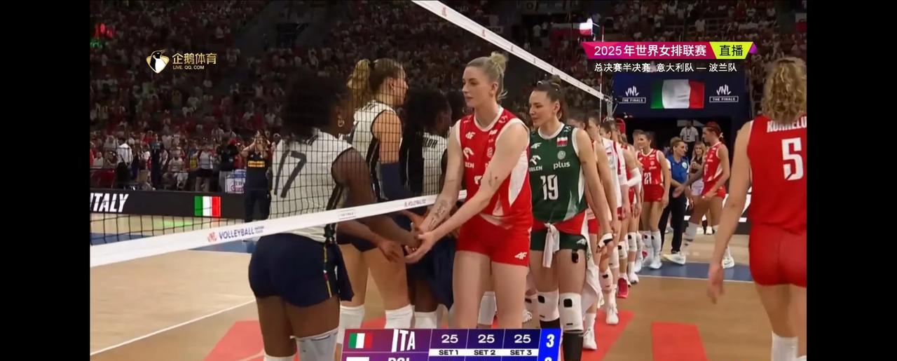 世界女排联赛总决赛第一场半决赛结束，意大利女排3:0横扫波兰女排，三局比分分别为