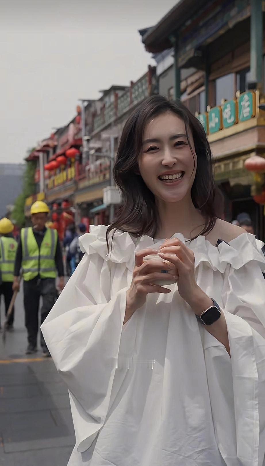 车模兽兽终于沦为普通人，到北京护国寺小吃店吃饭，点的东西太普通，喝了豆汁还高兴成