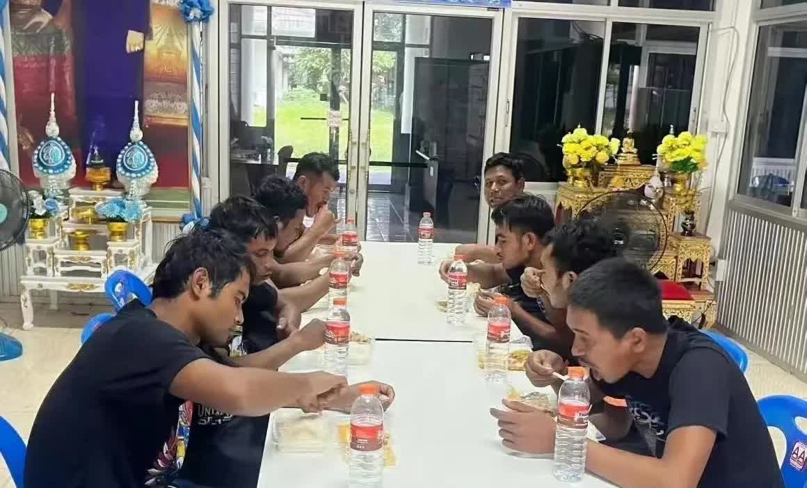 泰国俘虏了几名柬埔寨士兵，万万没想到，这几名柬埔寨士兵在泰国一点也不客气，该吃吃
