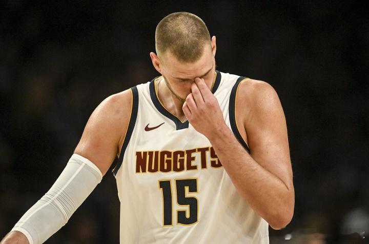 据TA记者JasonQuick报道，赛后，掘金当家球星尼科拉·约基奇洗完澡后在