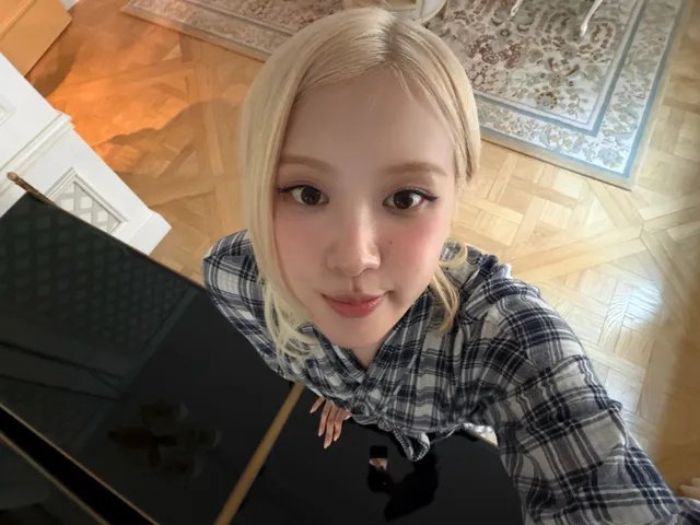 萌狗视角再添一员大将～朴彩英女士请多多拍摄这个角度的，期待凑齐18宫格～​