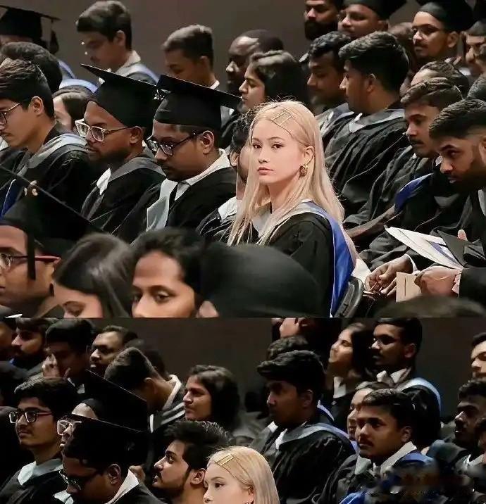 众星捧月恐怕也只有这个样子了，难怪不得这两张图会被部分网友疯传。这两张图片乍一看