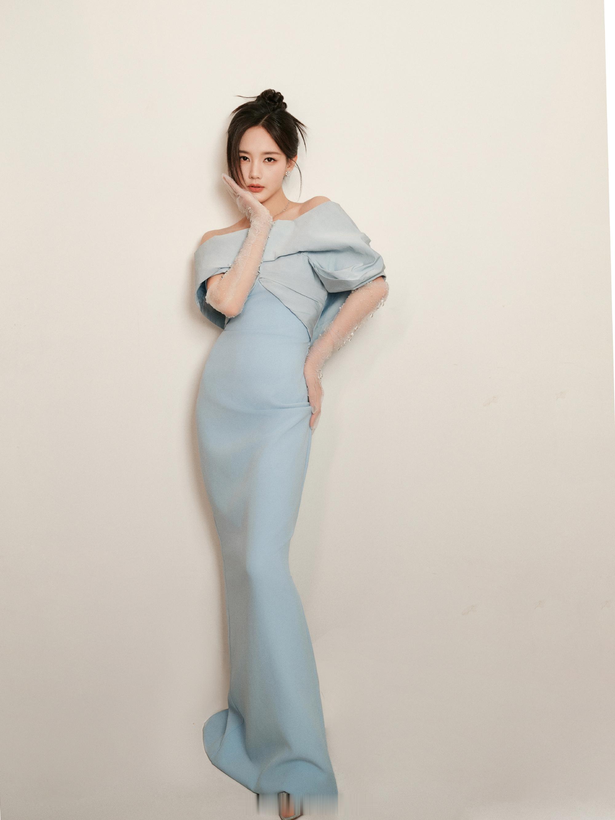 李一桐笑眼弯弯甜美可人​​​