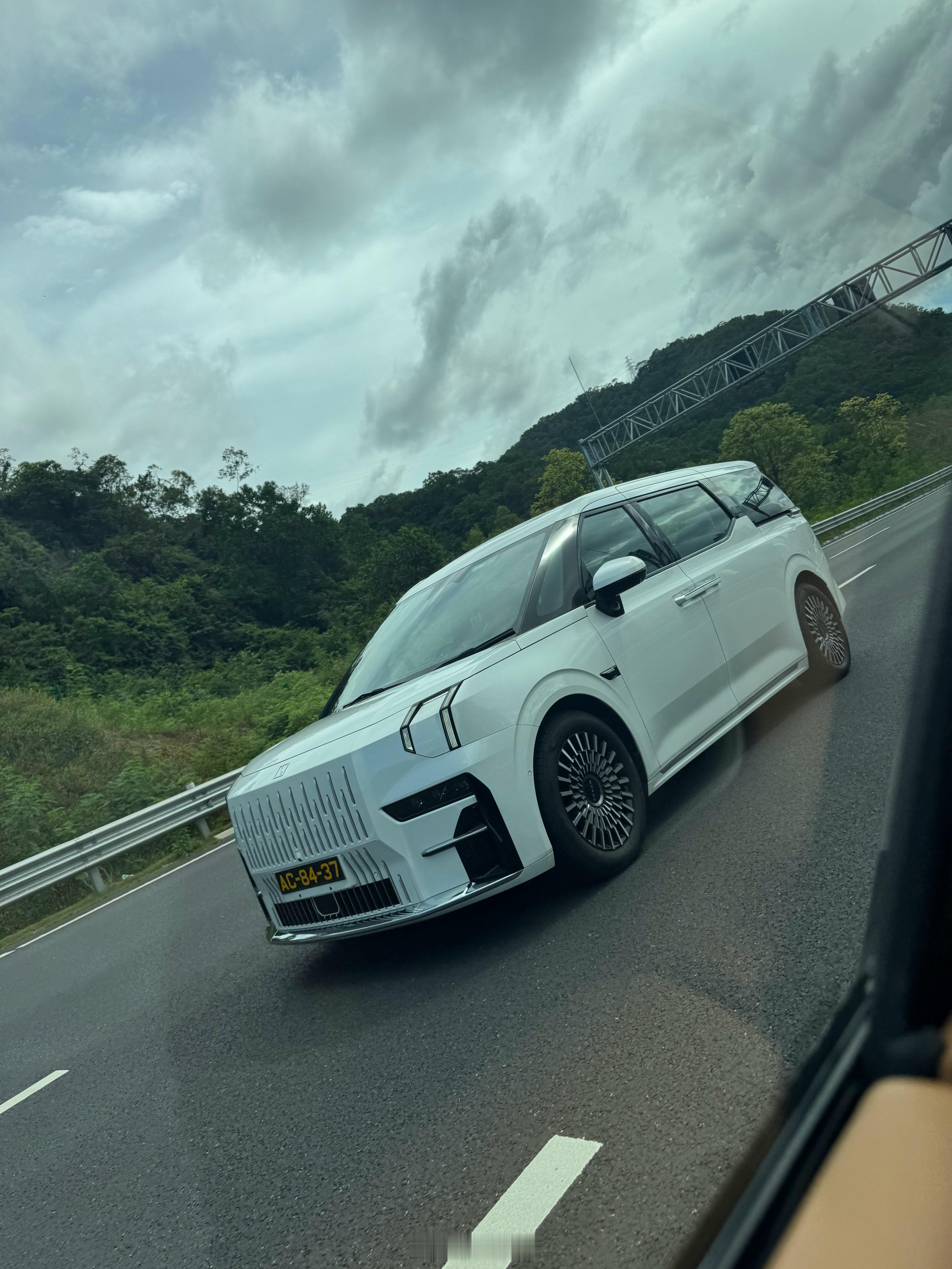 澳门单牌009，好看！极氪009​​​