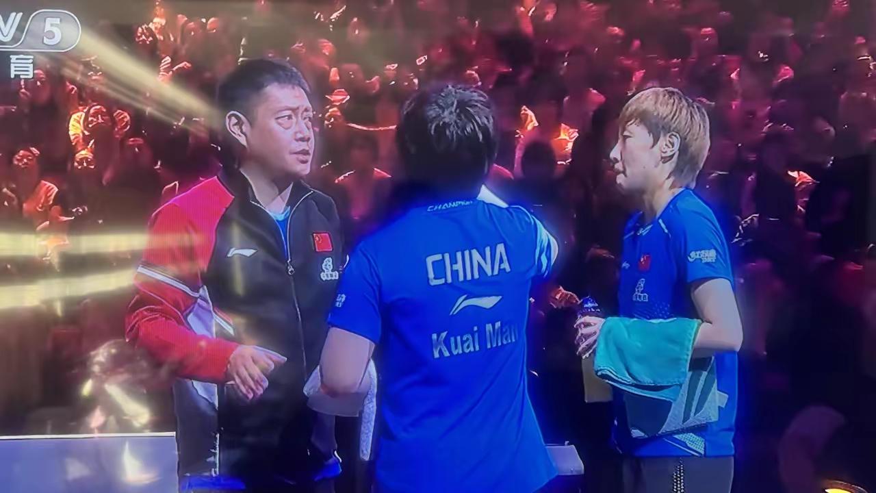 不知道大家看北京女双决赛时有没有抓着细节看？明明该是女队总教练马林坐镇的场外指导