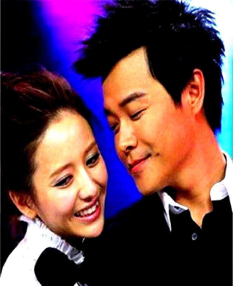 离婚5年了，他每年8月8号凌晨准时出现。不是偷偷摸摸，是大大方方晒出来。就在