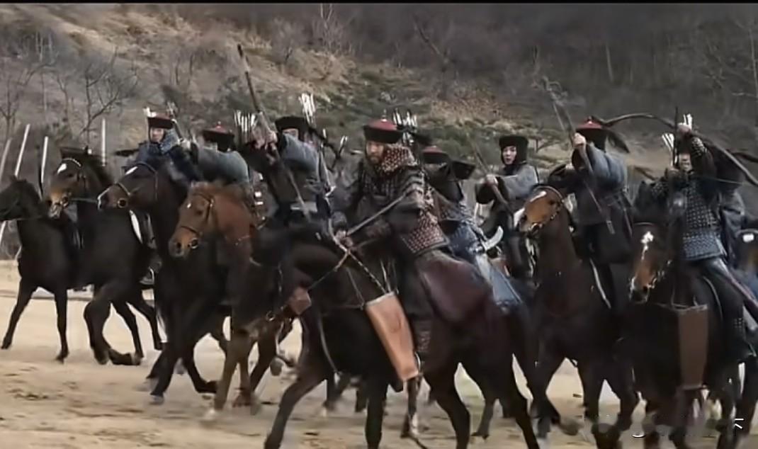 为什么后金啊大规模野战总能赢明军。因为后金有两个优势，一个是有弓马娴熟的弓骑兵