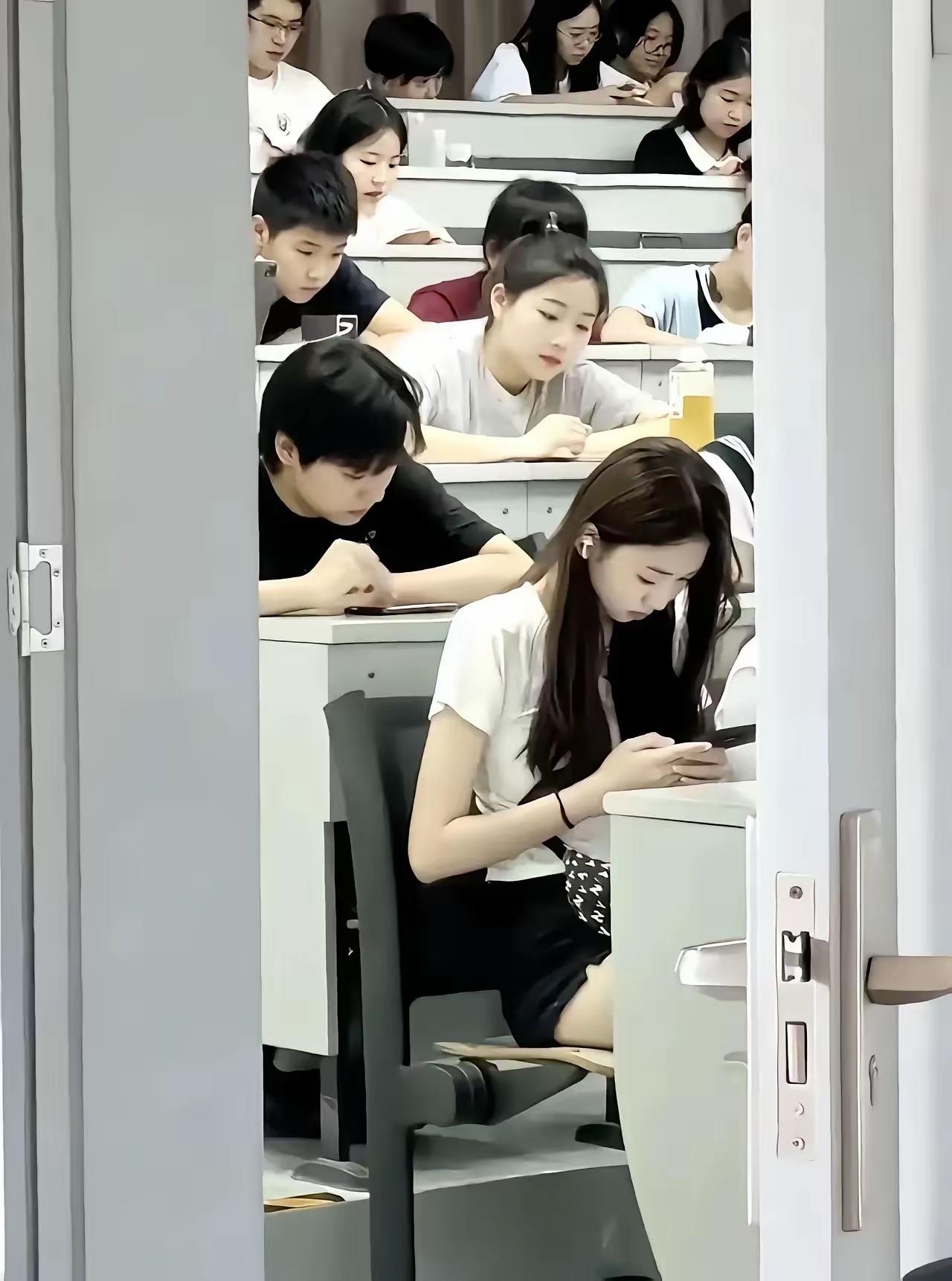 在大学校园有一件非常奇怪的事，为什么越是长得漂亮的女生，越是没人敢去追，反而长相