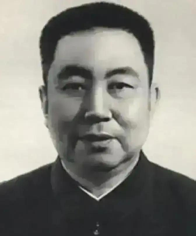 1961年11月，已被罢官的彭德怀回乡，湘潭地委书记华国锋等设宴招待。在饭桌中心