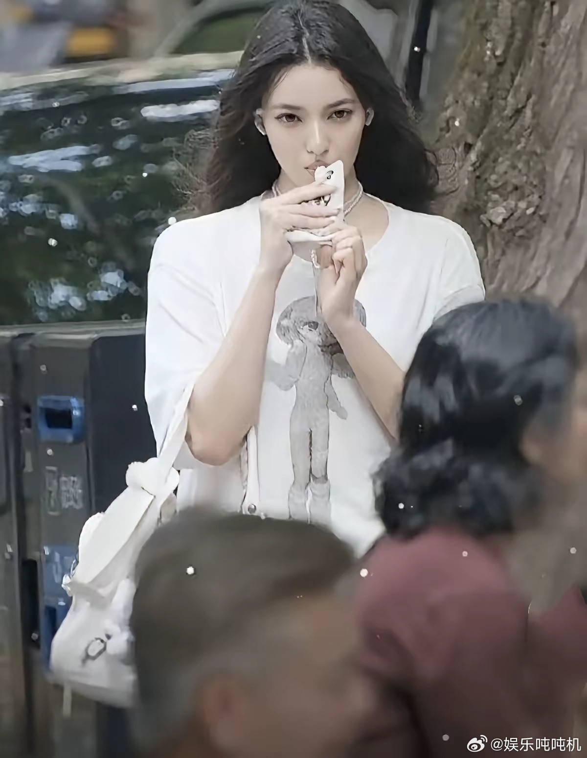 中国有了自己的球花莫妮卡*贝鲁奇——上海街头豆乳女孩！在我眼里她比莫妮卡*贝鲁奇