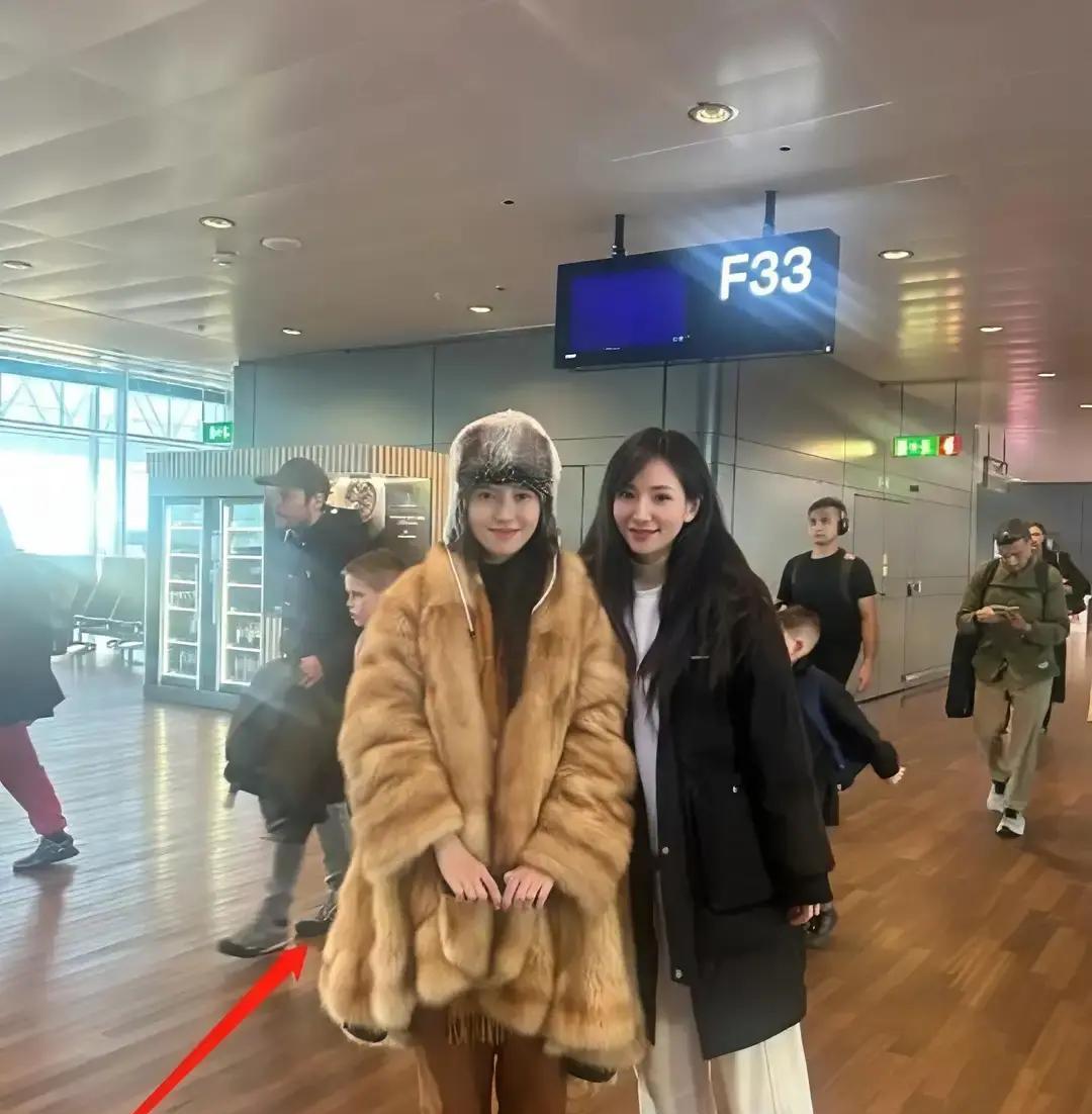 当整个行业都在抛弃它时，只有金莎还在坚持穿皮草。她身上那件紫貂，价值一套小城首