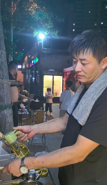 越来越相信平行时空的存在了！ 近日，和家人在平顶山亚兴路的一家野摊烧烤吃饭，
