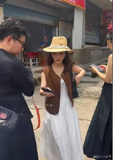 方媛回安徽老家探亲，生图太离谱：又矮又壮却救命般惊艳！