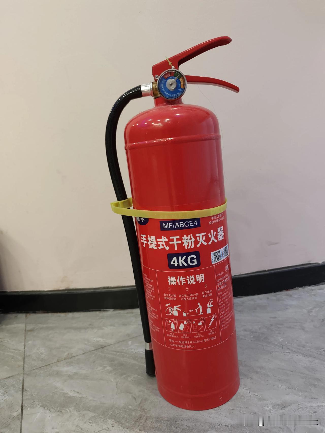 冬天这天干燥的，防火可真得盯紧点！就像我家墙根儿这4KG的干粉灭火器，看着不起眼