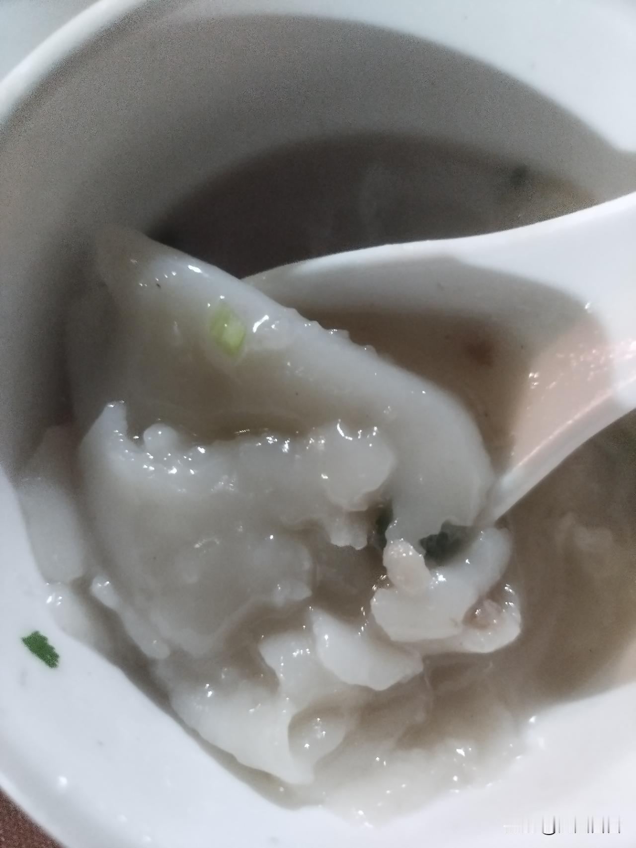 阳江特色小吃——濑镬撑。濑镬撑是阳江沿海地区的一种粉面食品。将米浆沿着烧热的镬