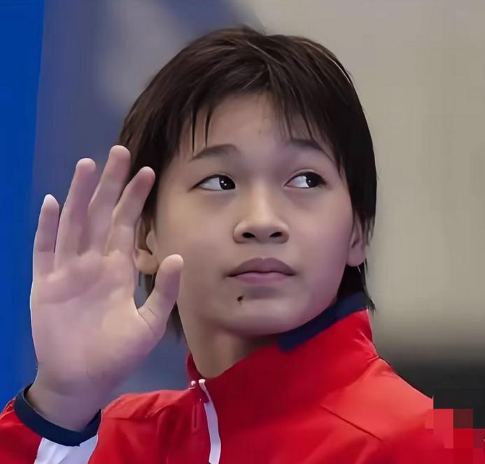 退役冠军直播间尴尬卡壳，全红婵一个举动救场？当奥运冠军在简陋背景前念错商品信