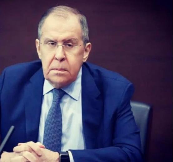 拉夫罗夫最近有点不对劲，这位当了20多年俄罗斯外长的老外交家，最近连续两件事让人