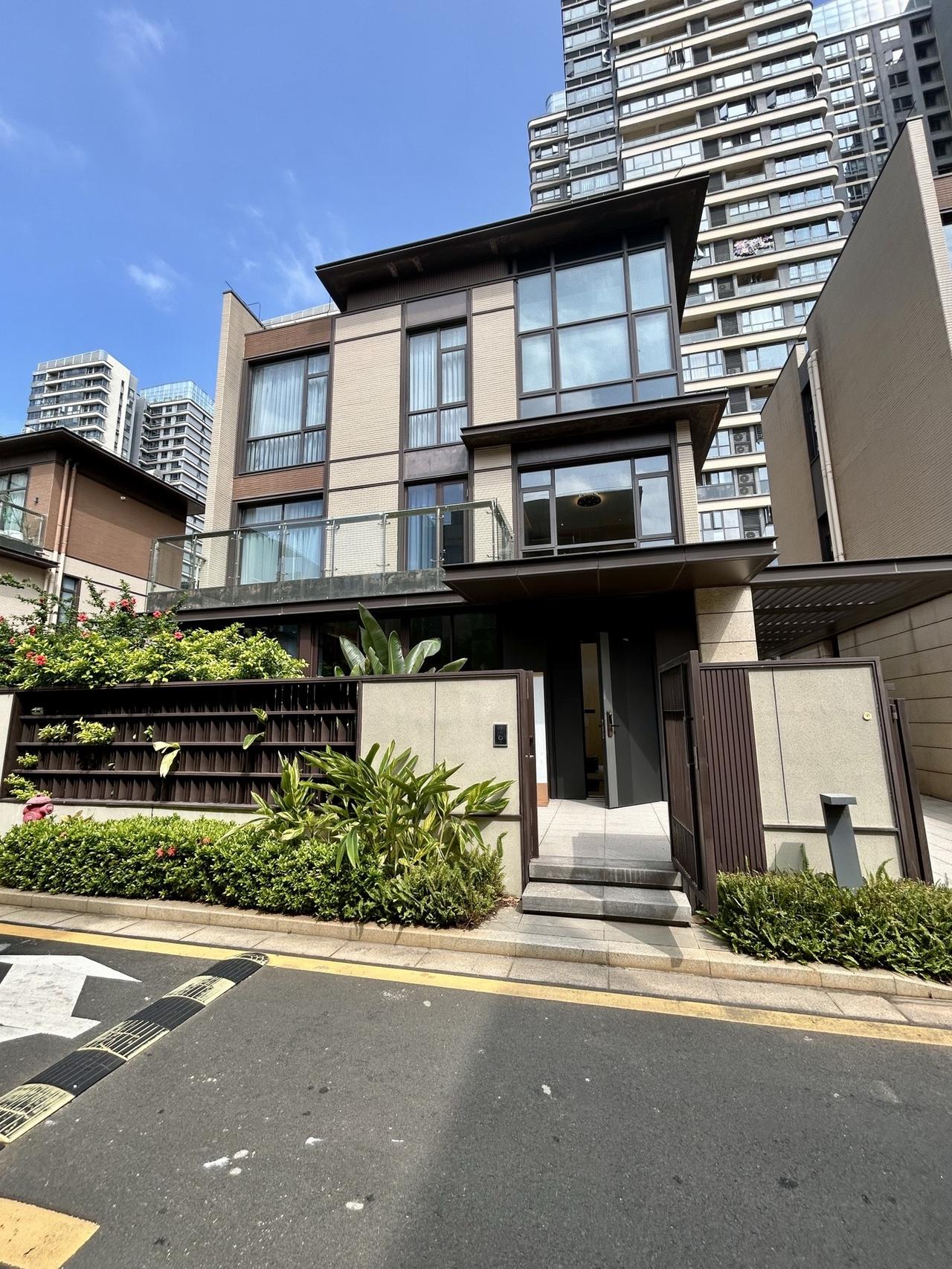 建面125平小别墅，前后都有院子，侧面还有私家车库，回家停车在车库很方便。家里是