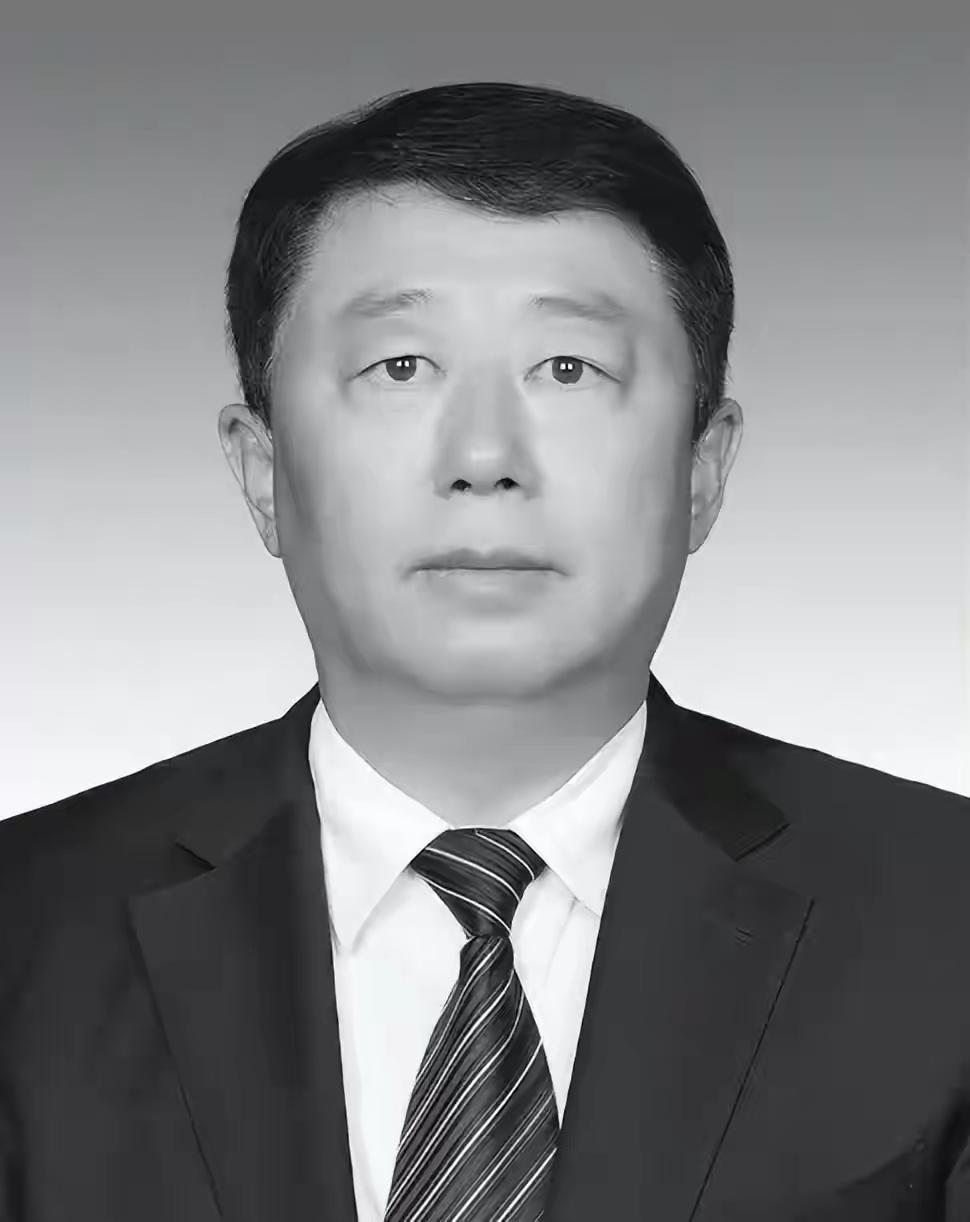 太可惜了！才年仅56岁就走了，而且是在工作岗位上去世的，说明长期积劳成疾，这属于