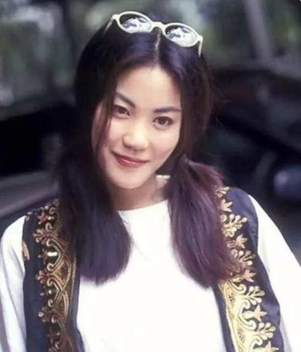 2010年，王菲受邀参加春晚，经过层层筛选后，王菲决定演唱《传奇》这首歌，于是她
