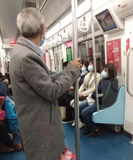 在郑州待了一天，发现了一个奇怪的现象。地铁上无论什么时间都是挤满了人，感觉像沙