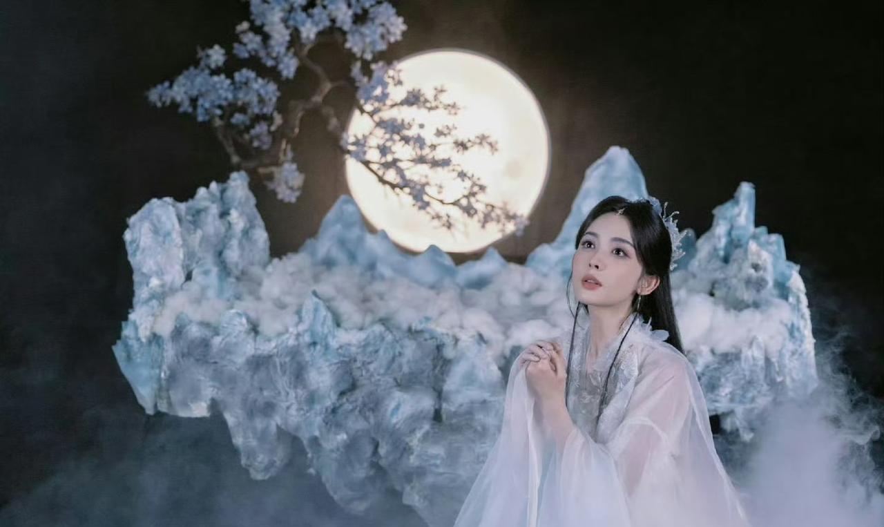 OMG娜扎的嫦娥扮相完全就是“仙界顶流”吧！清冷气质配自带的飘飘仙气，直接美到让