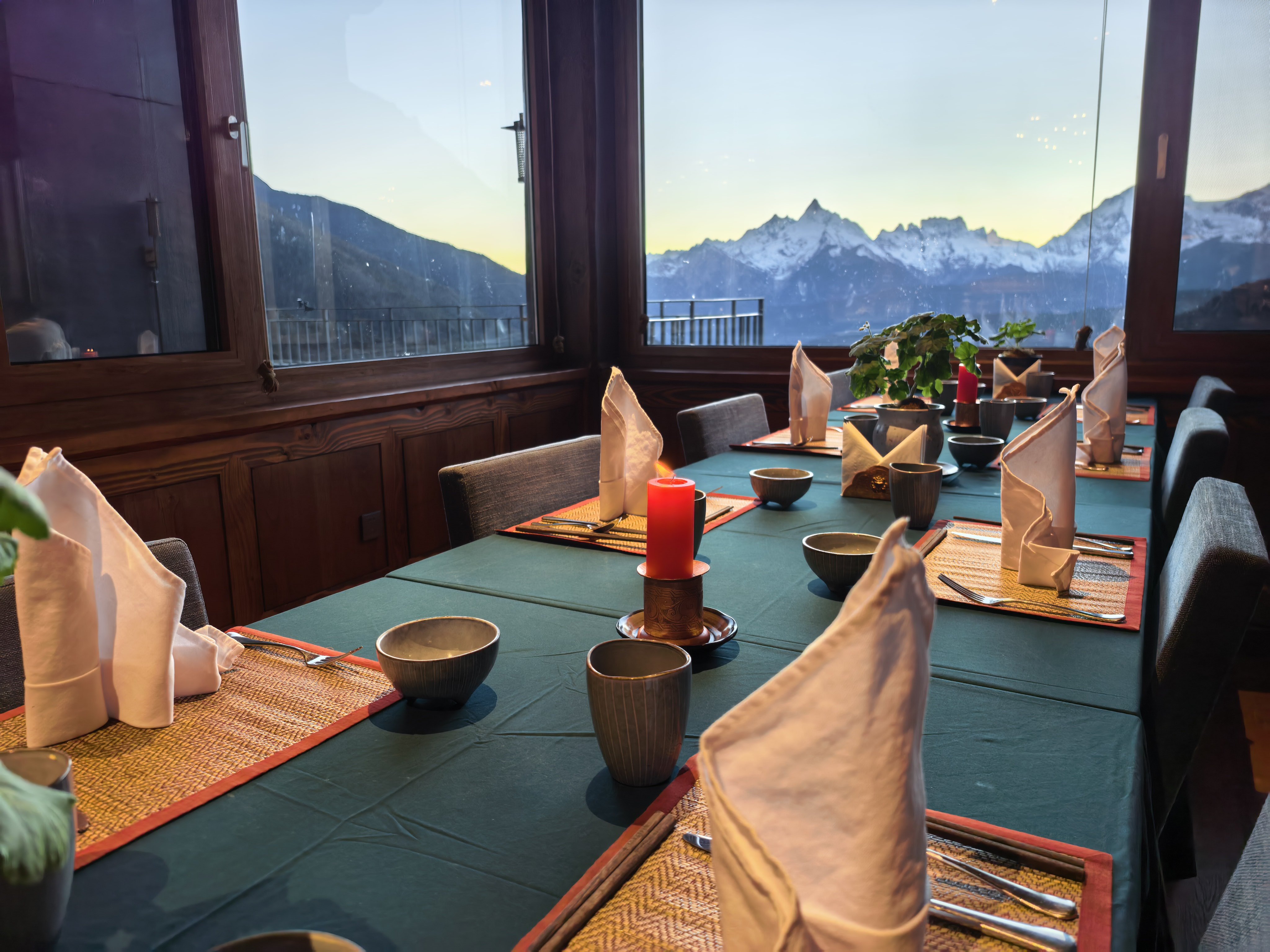 今夜晚餐，依然是雪山下的精致本地菜。第一道菜我没听清，好像说是炸书皮，还挺好吃的