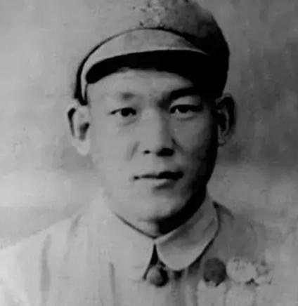 1951年，志愿军排长被13名美军包围，美军见他不断咳嗽，嘴角都咳出了血，顿时面