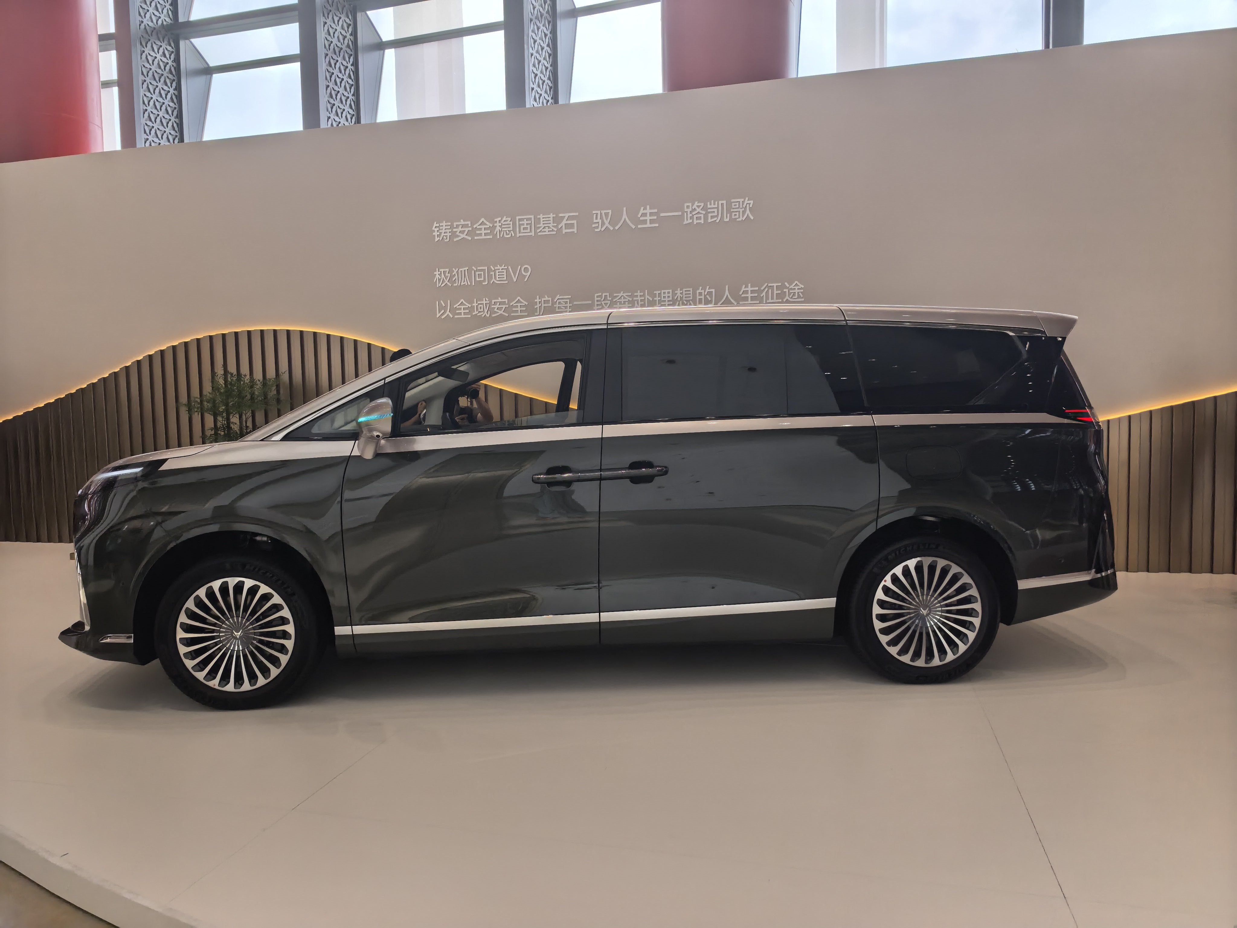 5.3米长的旗舰尺寸MPV，价格来到了1字头，19.48万起步，顶配不过24.9