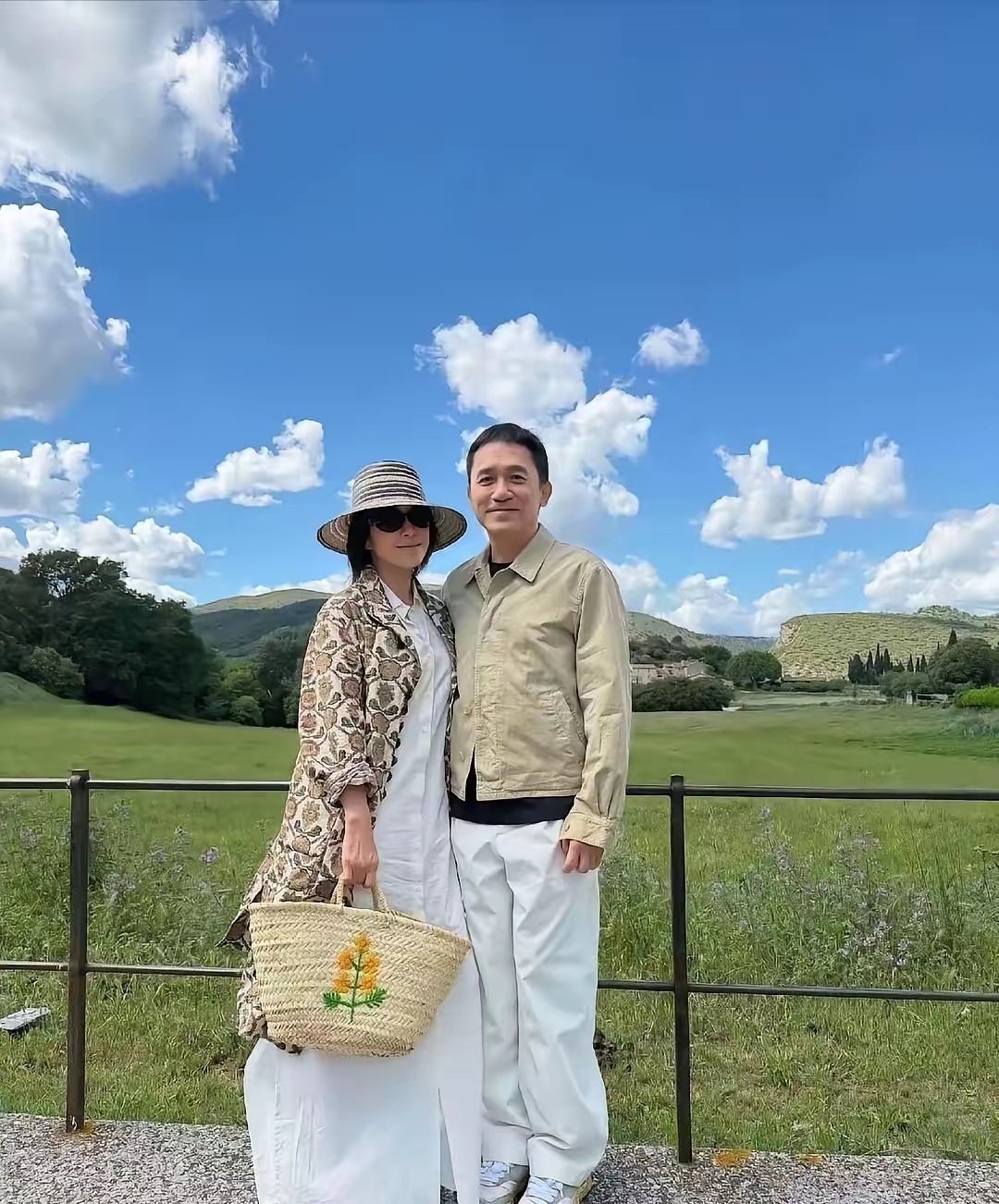 刘嘉玲60岁了，晒出和老公梁朝伟在法国小镇度假照，谁懂啊，太养眼了！​​​​