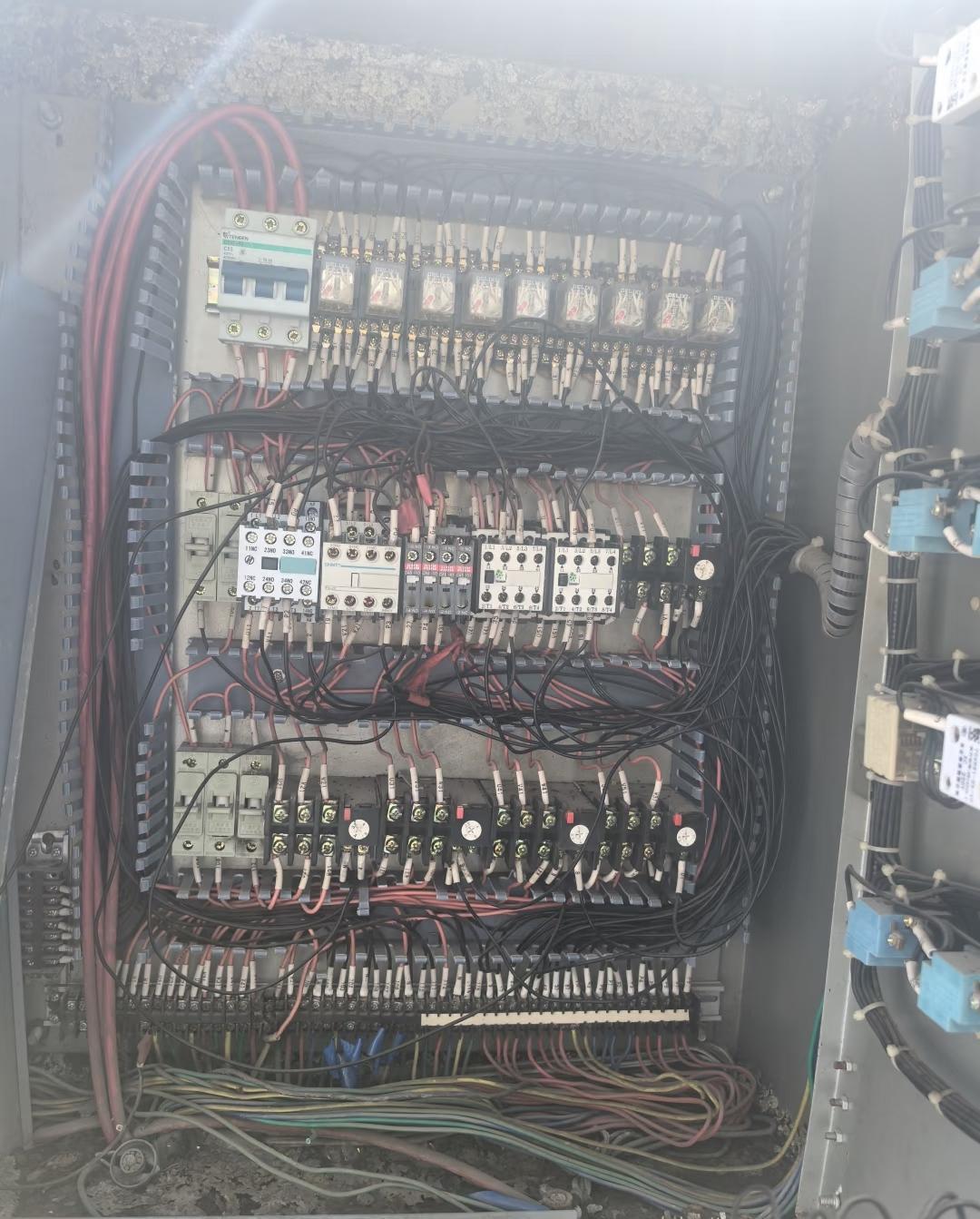 给一个老板报价了，把这电箱改成PLC控制柜，我报价9800元。材料包括一个PLC