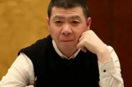 一次，冯小刚去医院探望朋友，一眼就看上了旁边年轻貌美的护士，刚准备要联系方式，旁