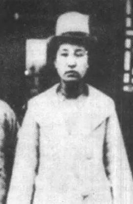 1915年，一个蒙古族贵族家庭生下一名女婴，她刚出生就有喇嘛预言，说这孩子命很硬