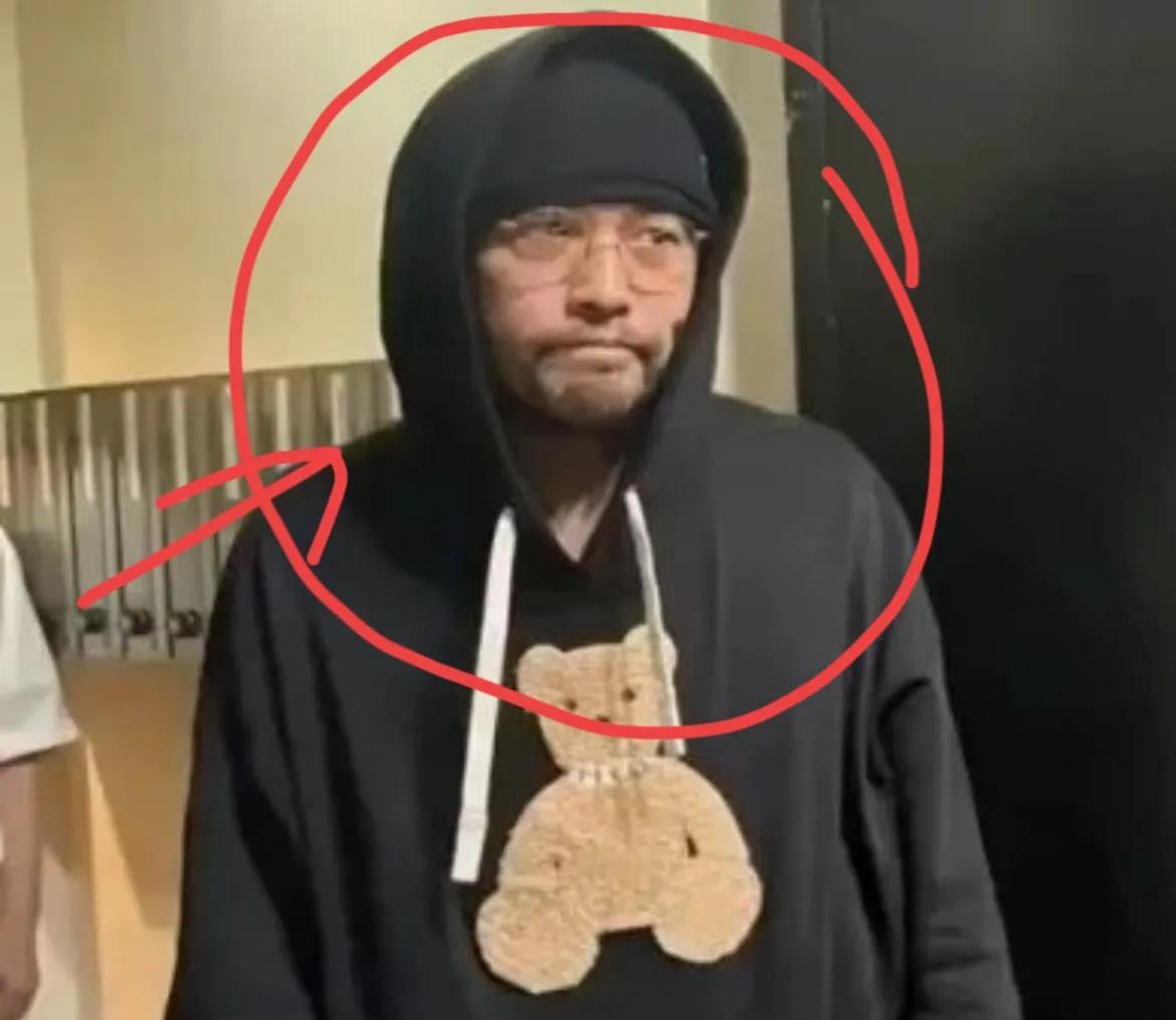 周杰伦现在应该挺烦的，不是因为没有新的创作，也不是因为自己翻车，而是他的背