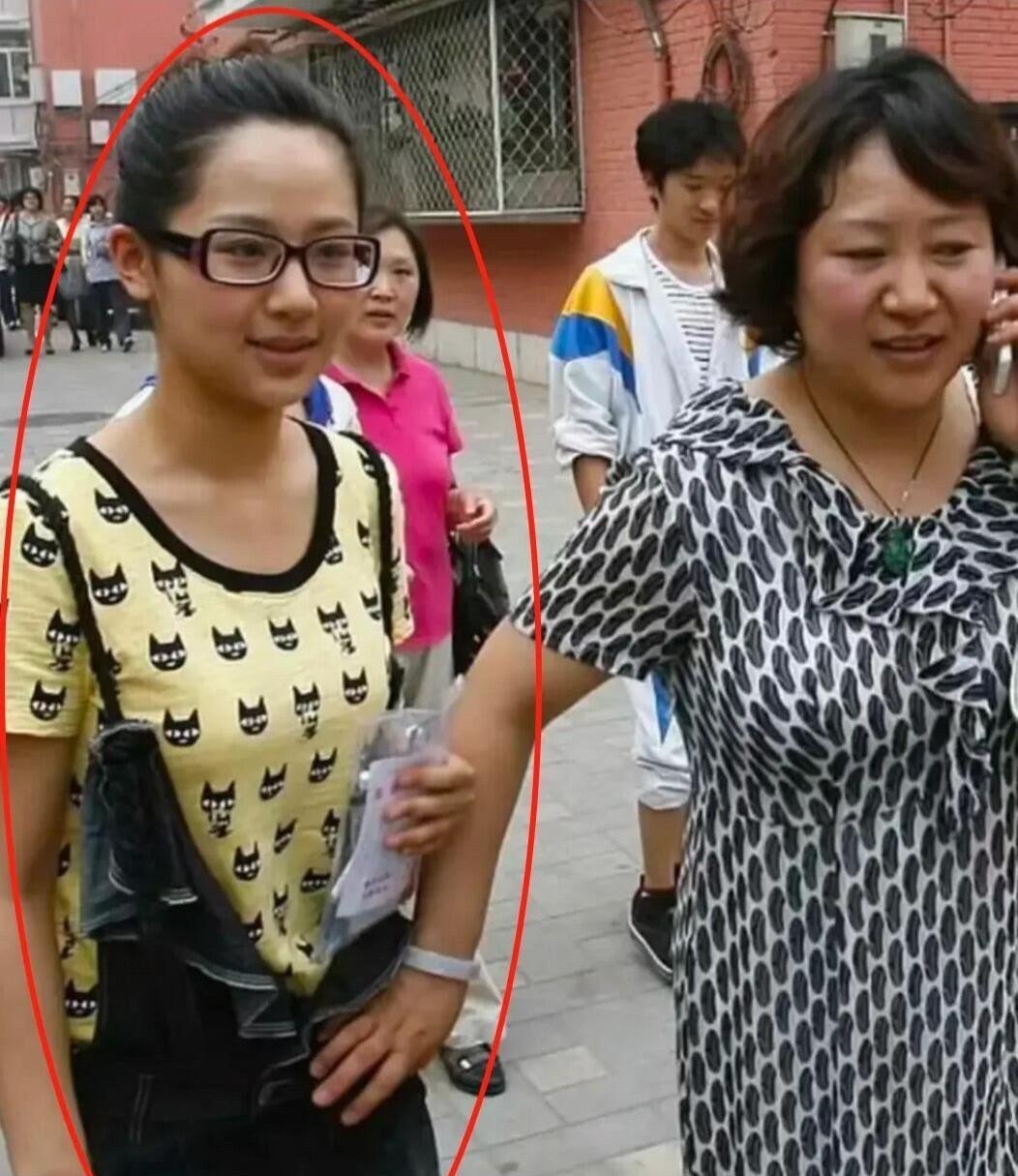 不化妆不美颜的杨紫看了半天才认出是她，年轻时候走在大街上看着好普通啊。本人并没有