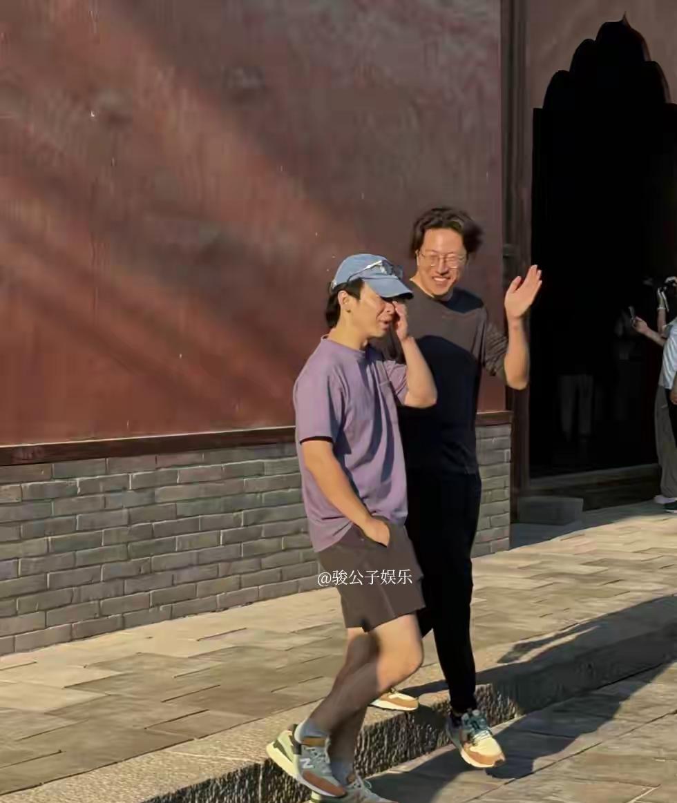 8月30日，演员董子健与一位友人低调现身山西大同华严寺景区。当天，他未带助理或经