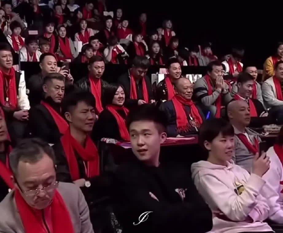 那时候的俩人就都有意思了吗？我说头头你时不时的扭着头看谁呢？原来