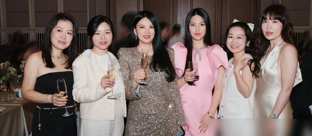 李湘携王诗龄现身哈尔滨萧邦晚宴，王诗龄以一袭粉色立体花卉公主裙惊艳亮相，宛如童话