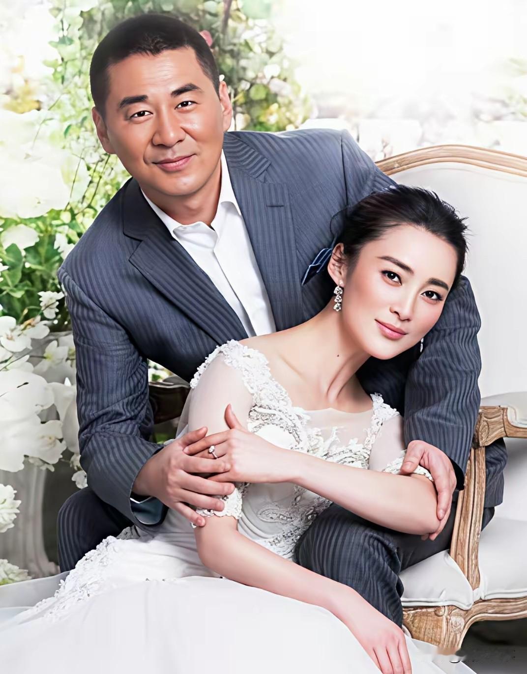 情人眼里出西施，陈建斌深爱着蒋勤勤。蒋勤勤是公认的古典美人，年轻时的颜值惊艳整个