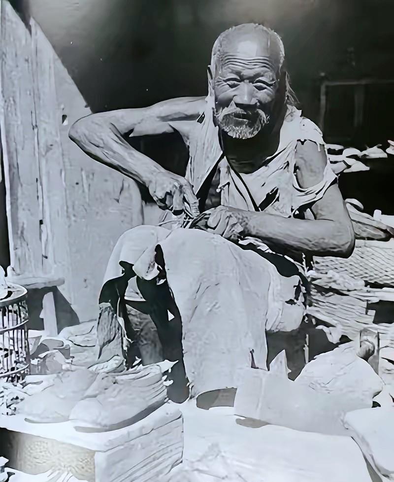 井玉琢，松骨峰战役里被写进烈士名单的人，大家都以为他早就牺牲了。结果这人没死，从