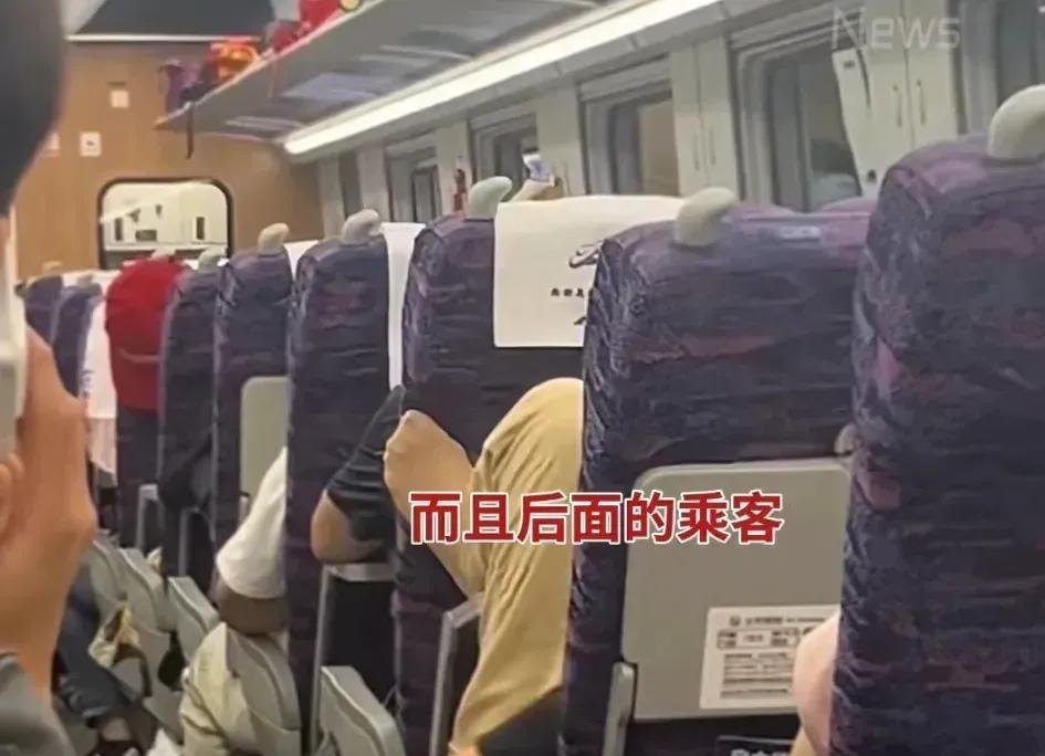 “太辣眼睛了！”上海到兰州的D216次列车上，9月7日下午，一女子乘坐时突然把鞋