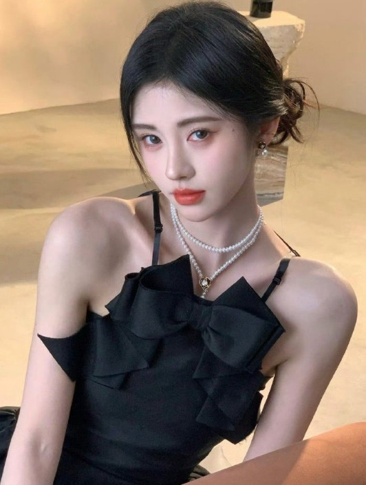 鞠婧祎宛如春日里初绽的樱花，带着清新与甜美，在时光的画卷中晕染出独属于她的梦幻色